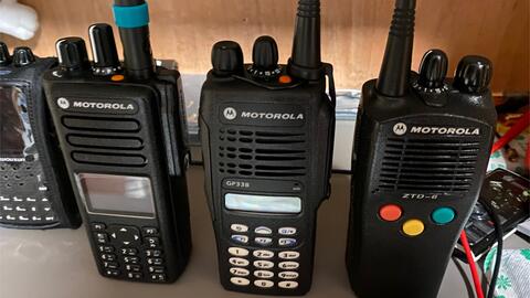 摩托羅拉GP338對講機MDC1200信令與森?？怂?800通信的軟件設計方案